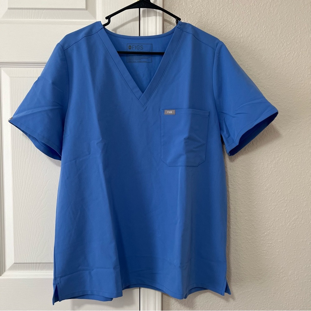LIKE NEW Women’s Vet Tech FIGS Scrub Top-XL